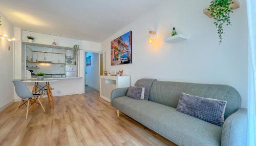 Beachfront gateway in Pineda de Mar - Photo 2