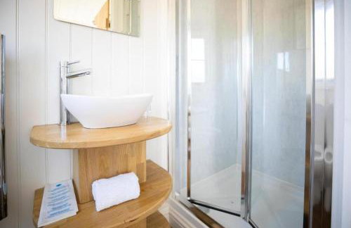 Cabin - Sleeps 2 - Parking - WiFi - Foto 9