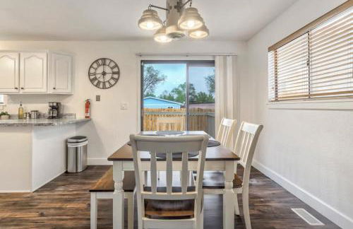 3BR with Patio and Fire pit near Hiking & Downtown - Foto 12