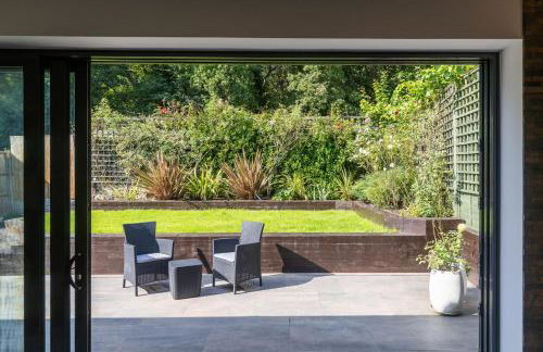 Apartment in Guildford with Parking - Photo 2