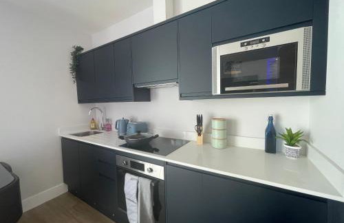 The Alice Apartment - by Coastline Retreats - Balcony Apartment - Alice in Wonderland Themed Secret Room - Luxury Copper Bath in Master Bedroom - Foto 6