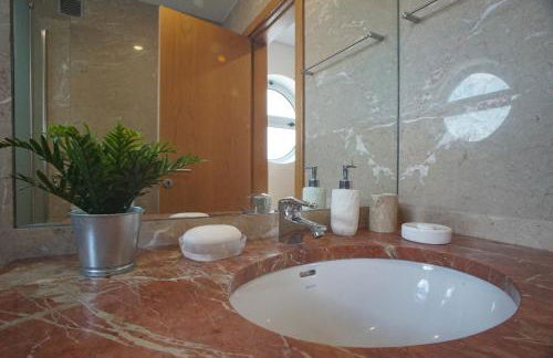 Lisbon Oriente River View w/ Balcony&Garage - Photo 23