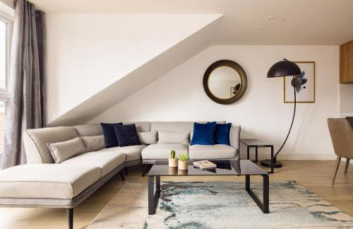 Staines City Centre by Charles Hope - Foto 27