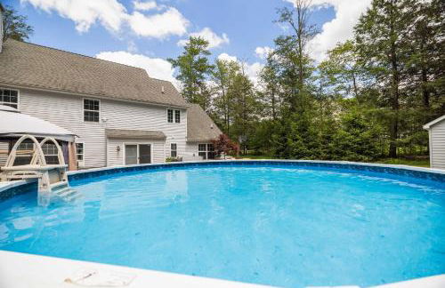 Poconos Retreat Hot Tub, Pool, Theater EV chrg & more - Foto 1