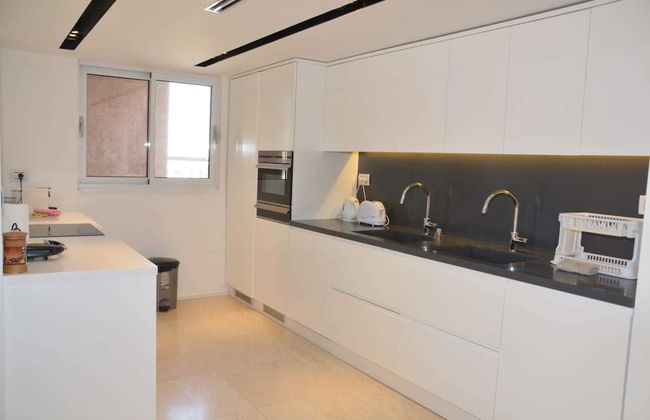 Renovated White 3BD next to Beach - Pool - Foto 9