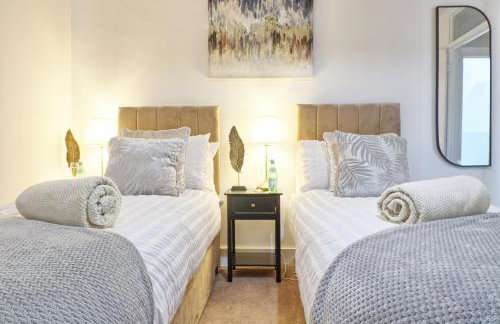 Large Southend Beach House Sleeps 8 Free Parking x 2 Perfect for Contractors 4 King Beds or 8 Single Beds by The Opulent Property Project UK - Foto 24