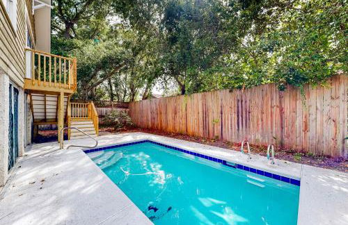 Classic coastal home with game room & private hot tub - walk to beaches - Foto 37