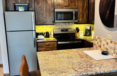 NEW! Marriott Slope View Ski in Ski out Luxury Studio Sleeps 4 Full kitchen, Amenities & Fee Parking - Foto 20