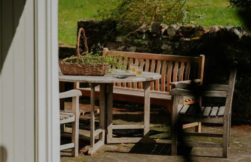 Traditional Highland lodge restored in the spirit of rural living, set in a wild landscape - NATURE ADVENTURE NURTURE - Foto 10