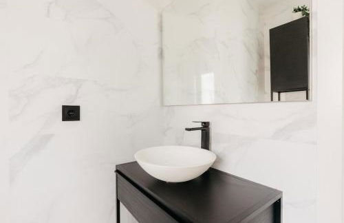 Spacious villa with private pool & garden for 4 - Photo 37