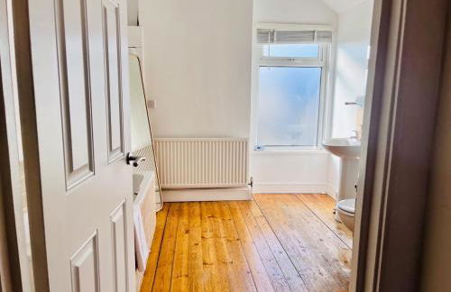 Charming End of Terrace Home with Garden - Foto 22