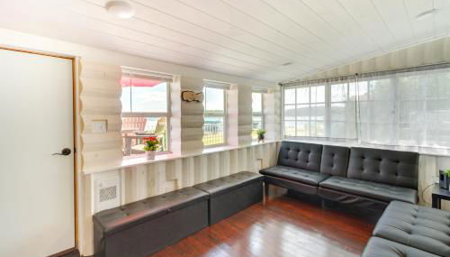 Lakefront Motley Cabin with Private Deck and Dock! - Foto 4