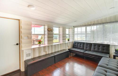 Lakefront Motley Cabin with Private Deck and Dock! - Foto 4