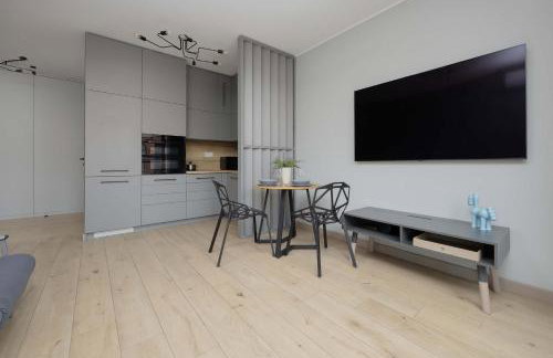Metro Wola Apartment with Parking & AC next to Warsaw Rising Museum by Noclegi Renters - Foto 3