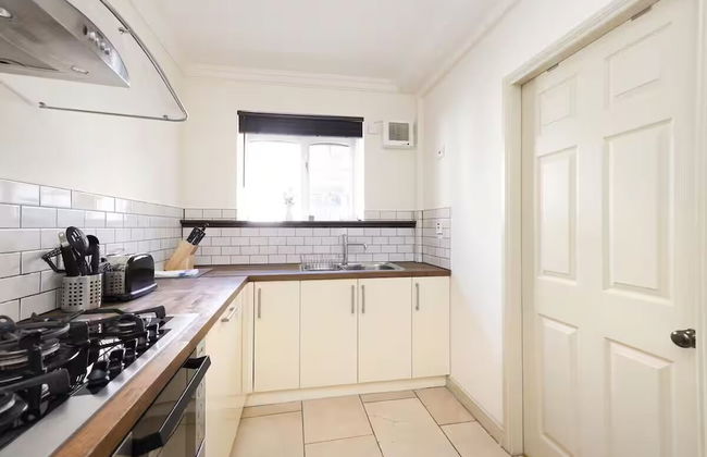 Cute House with Courtyard - Photo 8