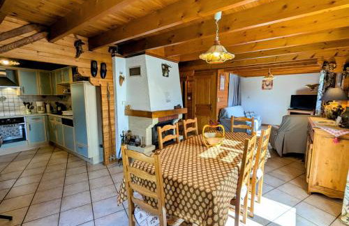 Chalet confortable avec 4 chambres, cheminée, grand terrain, proche pistes et lac - Foto 13