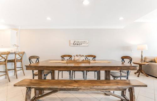 Dog-friendly beachfront dream with a wet bar & two furnished balconies - Foto 12