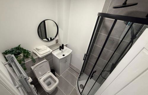 Newly Renovated Guesthouse with Free Parking - Photo 4