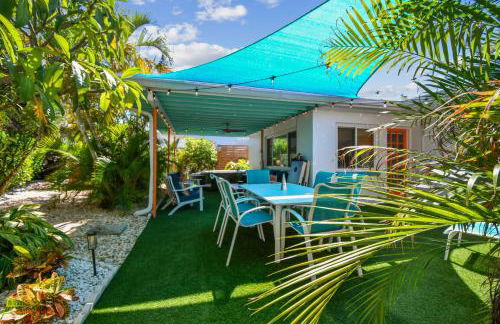 Luxury Home with Hot Tub & Outdoor Oasis blocks from the Beach - Foto 3