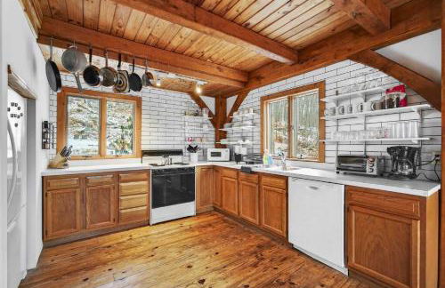 Cozy Mountain Retreat with Hot Tub & Fire Pit - Foto 8