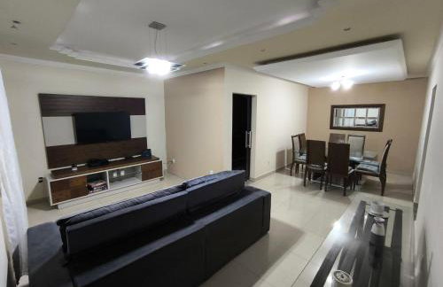 Casa inteira 3 quartos Vila Capri bairro nobre 14 pessoas e 6 carros - Foto 6