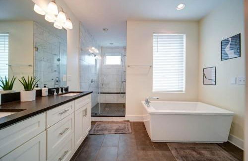 Luxe Townhome Rooftop Hot Tub Parking - Photo 18