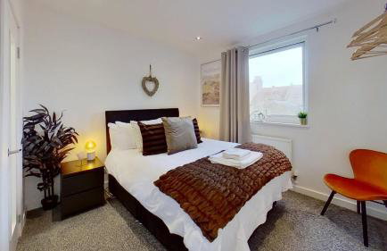 Chic Apartment with Sofa Bed & Netflix - Photo 9