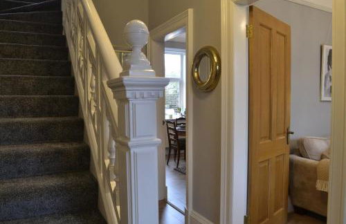 Stunning Period Townhouse with Garden, Walking Distance to Town - Photo 16