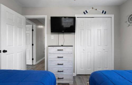 Waterfront Home Game Room Ping Pong Outdoor Bar Area - Foto 18