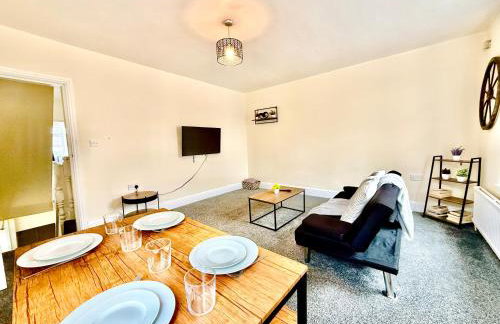 Comfy Entire Apartment with Free Parking in Bury Town - Photo 15