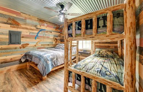 Lakeside Cabin with Fire Pit Near Pine Point Park! - Foto 18