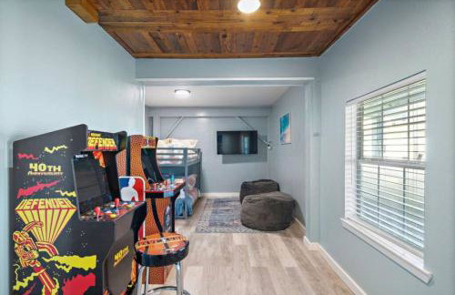 Beach Home with Cowboy Pool, Big Deck and Ocean View - Photo 28
