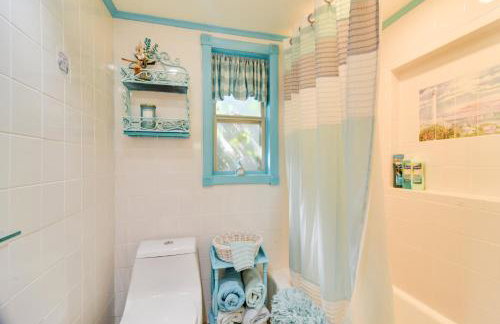 Riverfront Getaway with Hot Tub and Game Room! - Foto 26