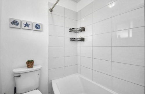 Coastal Comfort Moments from the Boardwalk with Gated Boat Parking - Foto 23