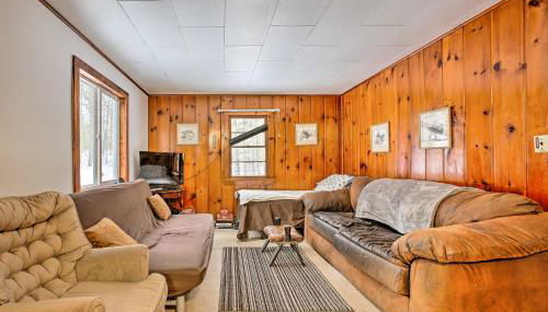 Remote Michigan Retreat on 10 Acres with Grill! - Foto 2