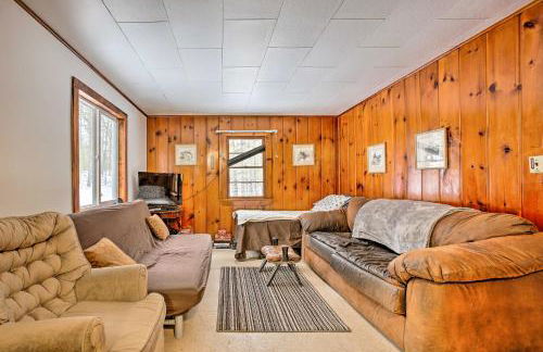 Remote Michigan Retreat on 10 Acres with Grill! - Foto 2