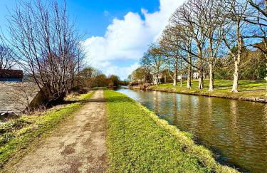 Canalside walks Riddlesden Local to Skipton Ilkley Haworth & Keighley Worth Valley Railway - Foto 39