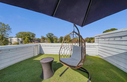 Modern 4-Story 3-BR Townhome with Rooftop Lounge - Foto 20