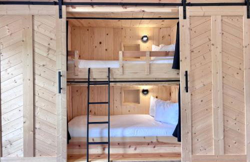 Three Suns Full Rental | 8 Cabins | Views | River - Foto 31