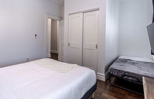 Ann Avenue Modern 3BR Home, Near Downtown with Free Parking - Photo 42