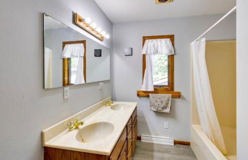 2 Mi to Cedar Lake Quiet Home with Fire Pit and Deck - Foto 19