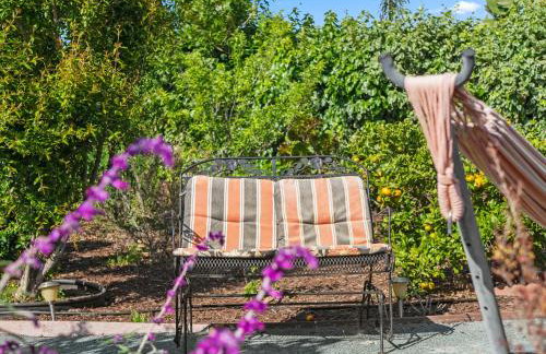 Bay Park Garden Paradise - central Location, AC, Washer Dryer & Private yard! - Foto 36