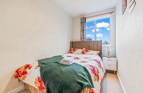 #99 Quirky and Stylish 3-Bedroom - Close to Drayton Manor Theme Park - Sleeps 6 - "Perfect for contractors and Families - Free parking" - Photo 19