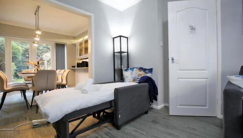 Spacious 3BR by Avalora Shortlets & Serviced Accommodations Queensway with big garden, Near train station - Foto 2