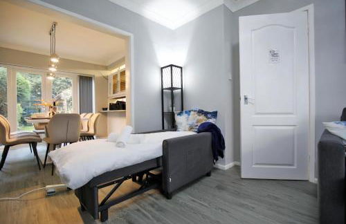 Spacious 3BR by Avalora Shortlets & Serviced Accommodations Queensway with big garden, Near train station - Foto 2