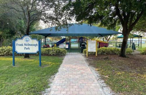 Luxury Home with Heated Pool close to beaches - Foto 44