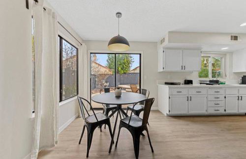 4Br Model Home w Pool and Pool table in Henderson - Foto 15