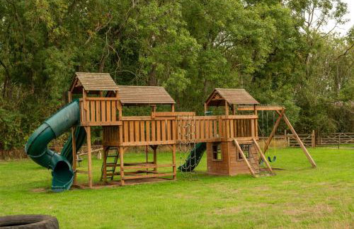 Family Cotswolds Cottage Farm Stay - The Smythy - Foto 77