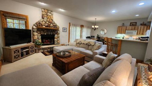 Woods Way Hideaway - minutes from Petoskey & Harbor Springs - close to beaches, skiing & more! - Foto 2