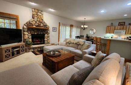 Woods Way Hideaway - minutes from Petoskey & Harbor Springs - close to beaches, skiing & more! - Foto 2
